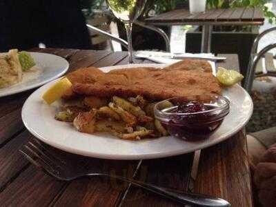 Schneeweißchen & Rosenrot