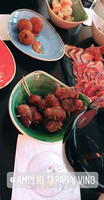 Restaurant Amplio Tapas Y Vino