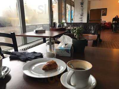 Bakery & Café Brotzeit