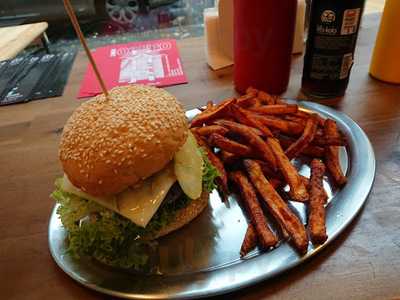 Classic - Finest Burger & Pizza