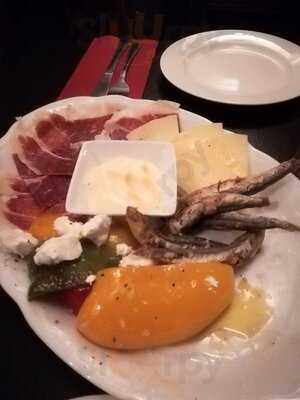 El Tapeo Tapas & Weinbar