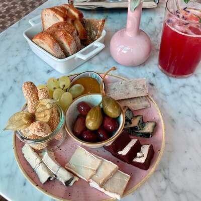 Om Nom Nom CafÉ & Feinkost