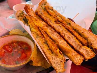 Om Nom Nom CafÉ & Feinkost