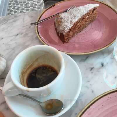 Om Nom Nom CafÉ & Feinkost