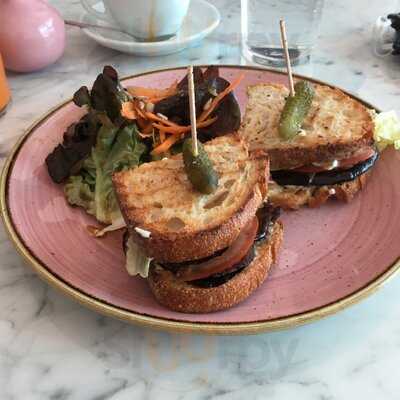 Om Nom Nom CafÉ & Feinkost