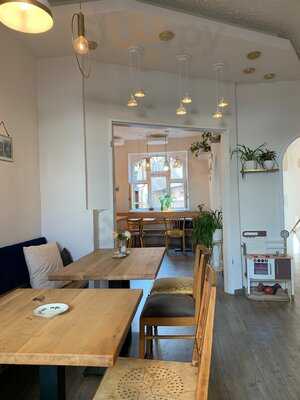 Fräulein Margot - Café In Der Goldenen Biene