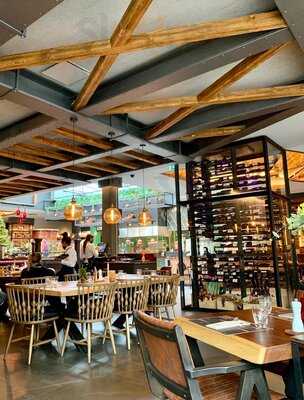 L'ava Restaurant & More