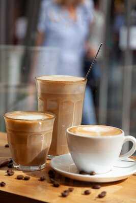 Auf Die Hand - Knesebeckstrasse