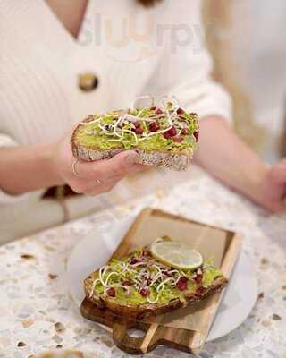 Yollie - The Popice Café