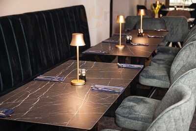 Nikolais Restaurant & Bar