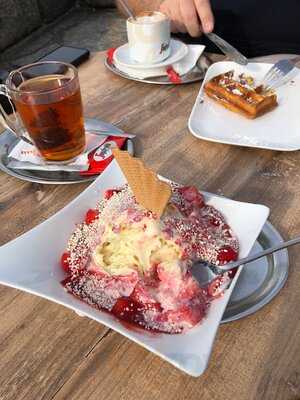 Eis Café Ra Luna, Das Stimmt Nicht, Ist Geöffnet.