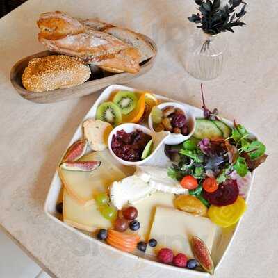 Cafe-restaurant''sundays At Riaa''