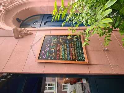 Amuni Wein- Und Käsebar