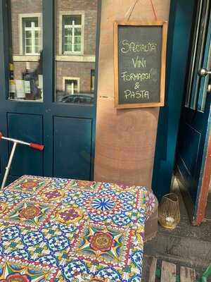 Amuni Wein- Und Käsebar