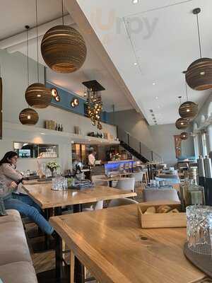 Petra's Food And Wine