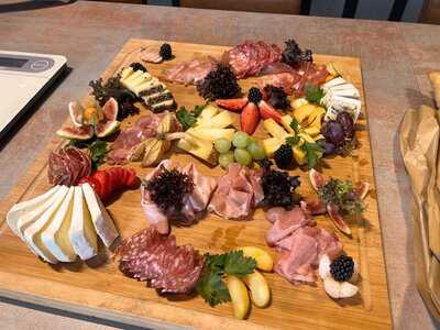 Iwayini Weinbar Und Weinhandlung