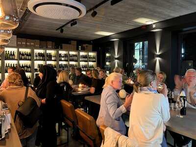 Iwayini Weinbar Und Weinhandlung