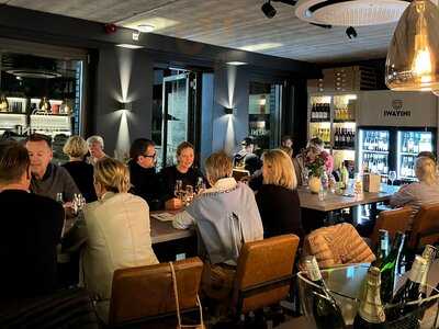 Iwayini Weinbar Und Weinhandlung