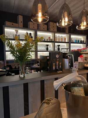 Iwayini Weinbar Und Weinhandlung