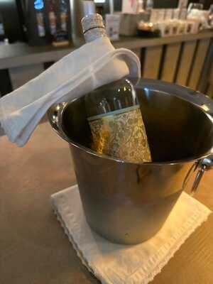 Iwayini Weinbar Und Weinhandlung