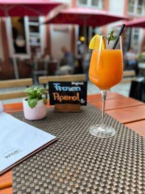 Wine's Bar, Bistro & More