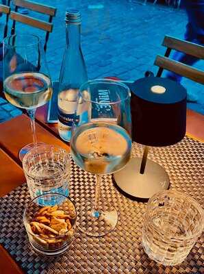 Wine's Bar, Bistro & More