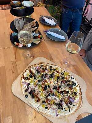 Wine's Bar, Bistro & More