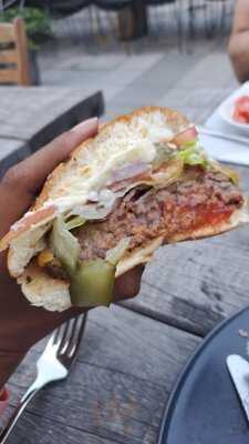 Petri Restaurant & Bar