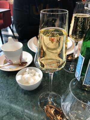 Petri Restaurant & Bar