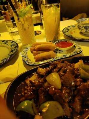 Yi•east Autentisk Kinesisk Køkken & Bar