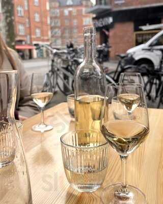 Bjørnen & De Tolv Haner Vinbar