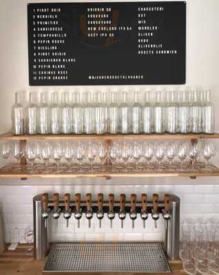 Bjørnen & De Tolv Haner Vinbar