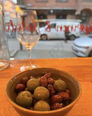 Bjørnen & De Tolv Haner Vinbar