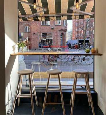 Bjørnen & De Tolv Haner Vinbar