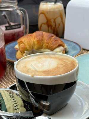 Reina Catalina Cafe Boutique