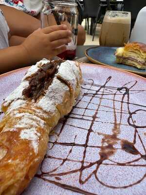 Reina Catalina Cafe Boutique