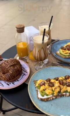 Reina Catalina Cafe Boutique