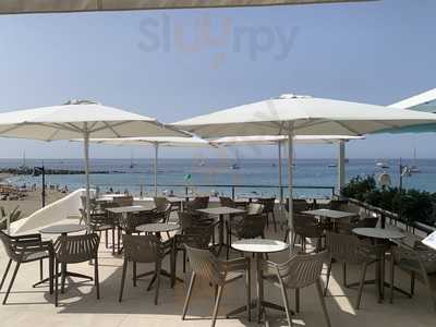 The Breeze Cocktails & Kitchen