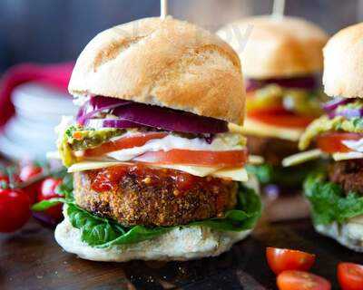 Caspers Eatery & Bar