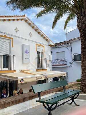 The Lilac Tree Restaurant & Bar