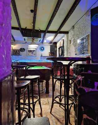 Pig N Whistle Music Pub