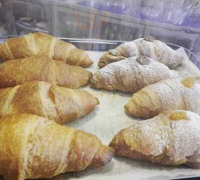 Lo Squalo Surf Bar - Photo 8