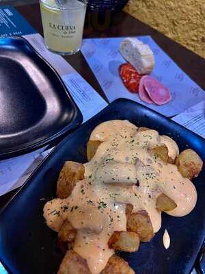 La Cueva De 1900 - R. Católicos, 42