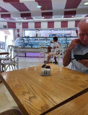 Heladeria Pasteleria La Barca