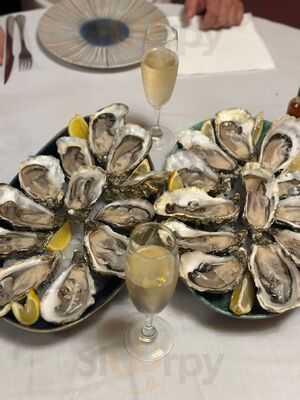 De Claire Oyster Bar