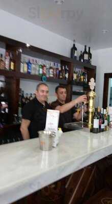 Entre Tapas Y Algo Mas