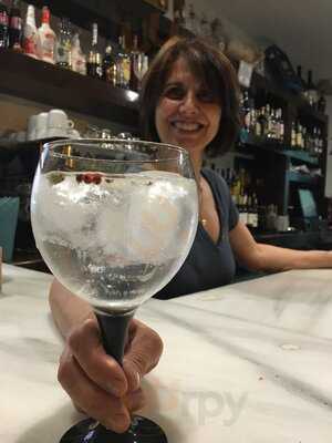 Entre Tapas Y Algo Mas