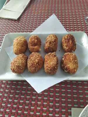 Entre Tapas Y Algo Mas