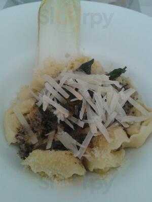 Momo Cafe & Restaurante