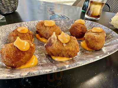 Charles's Gastrobar Teatinos